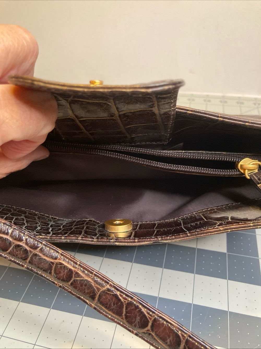 Anne Klein Shoulder Bag Brown Croc Embossed Gold Accents Shoulder Bag Y2K - Picture 4 of 5